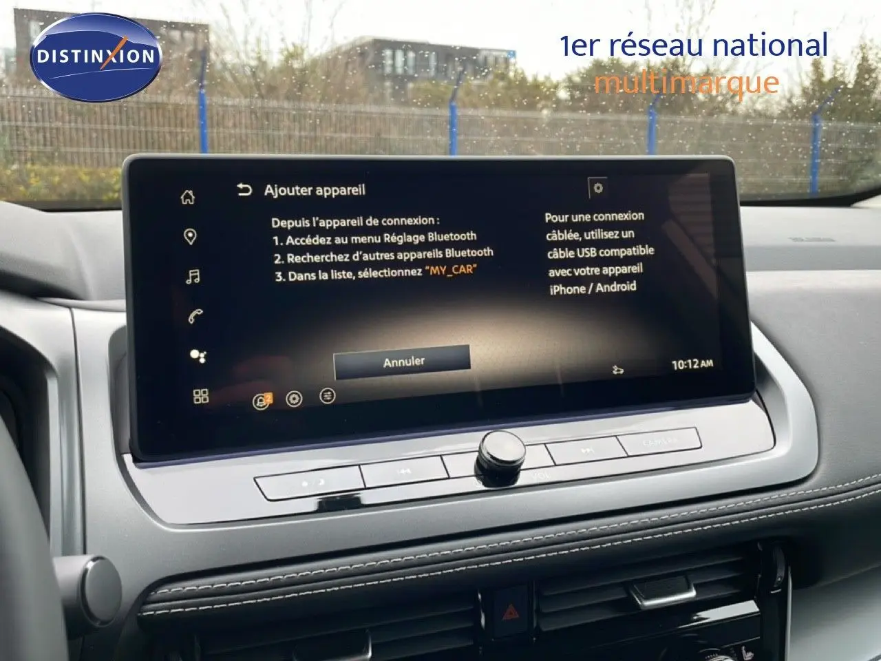 Écran tactile central du Nissan Qashqai 2025 blanc nacré, affichant les options de connexion Bluetooth dans l'habitacle.