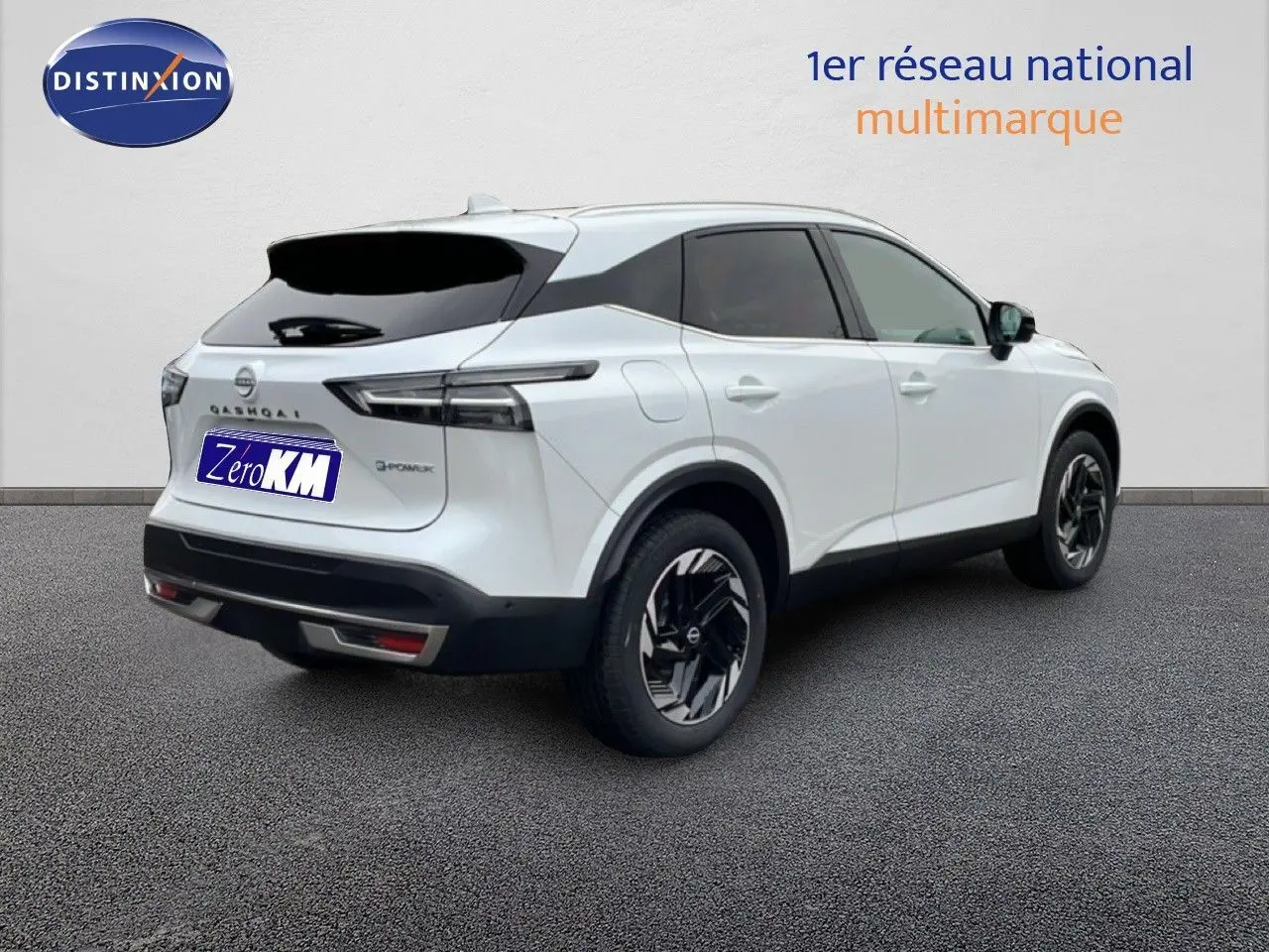 Vue 3/4 arrière droite du Nissan Qashqai blanc nacré métal avec jantes noires et vitres teintées.