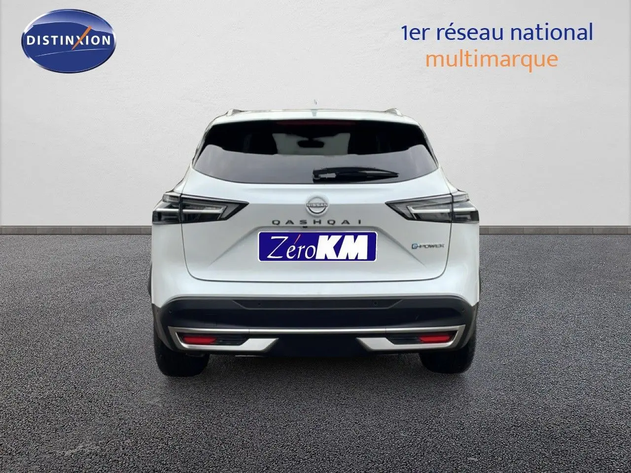 Vue arrière d'un Nissan Qashqai blanc nacré 2025 avec feux LED et logo E-POWER visible sur le hayon.
