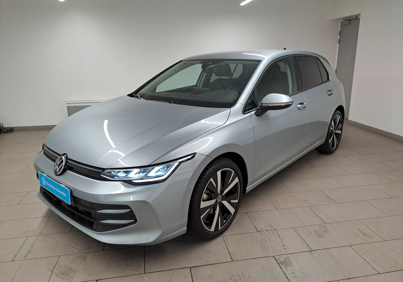 Volkswagen Golf 1.5 eTSI 116 BVM6 argent Dolomite vue 3/4 avant avec jantes alliage 18'' Catania.