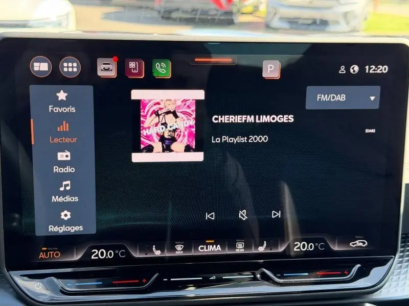 Vue rapprochée de l'écran tactile multimédia du tableau de bord du CUPRA Formentor 1.5 eTSI Hybrid 2025, affichant la radio FM/DAB.