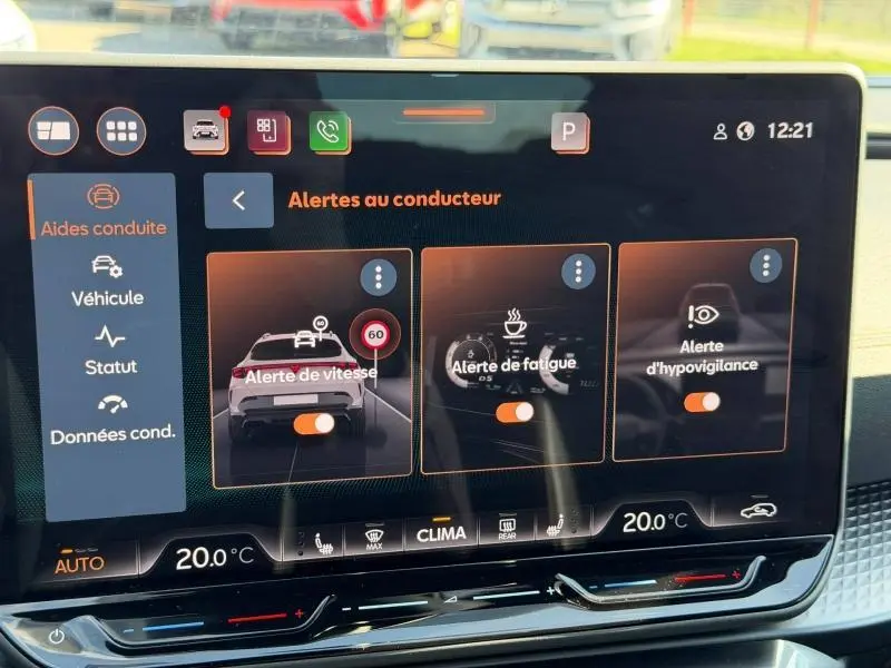 Écran tactile intérieur du CUPRA Formentor 2025 affichant les alertes au conducteur avec interface moderne et température à 20°C.