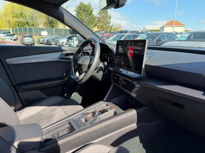 Vue intérieure côté conducteur du CUPRA Formentor 2025 noir Minuit, avec tableau de bord moderne et écran tactile central.