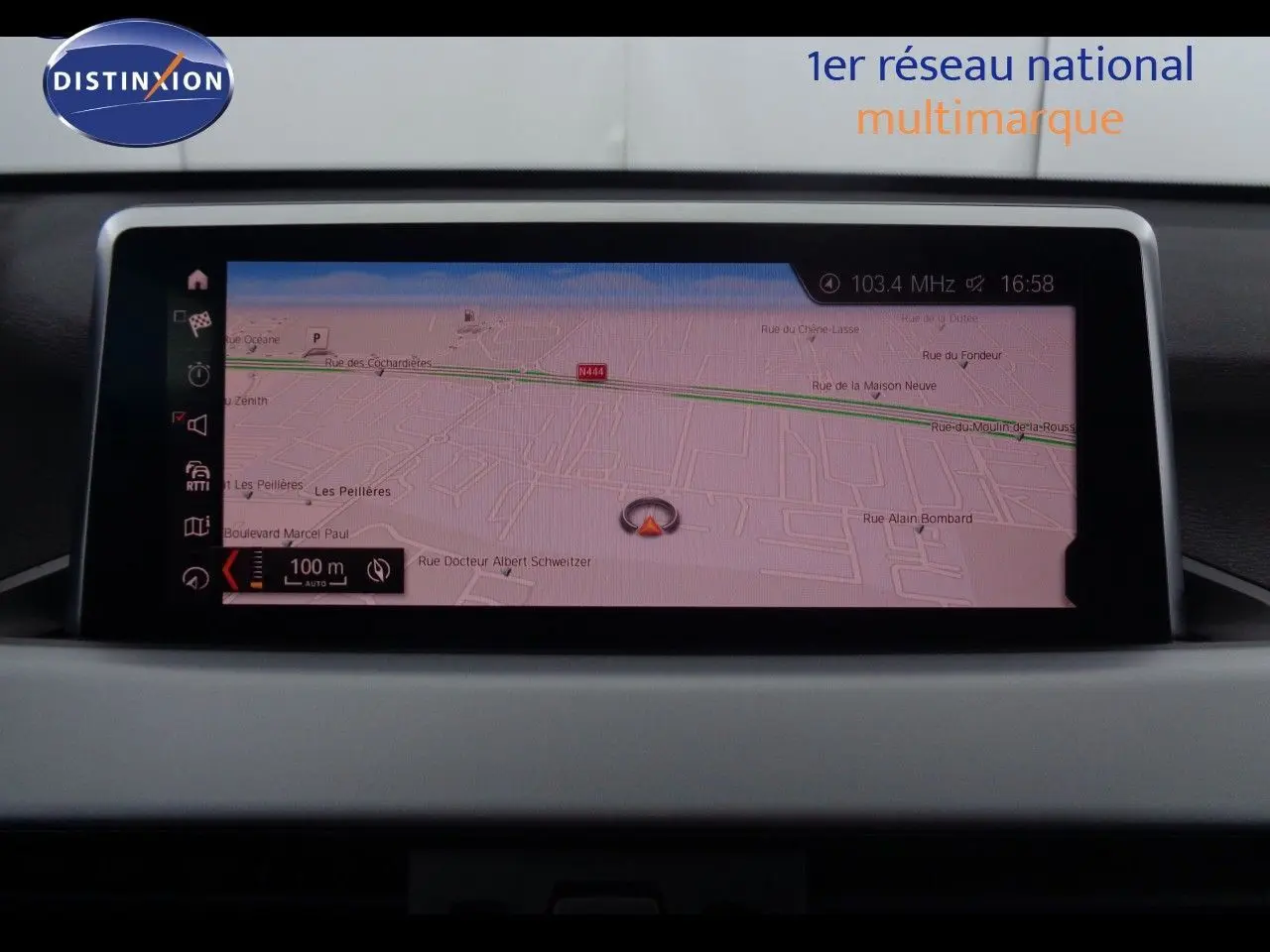 Écran de navigation du BMW X1 2022 affichant une carte détaillée, vue intérieure du tableau de bord.