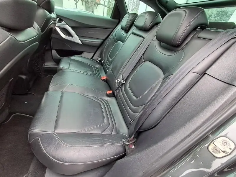 Vue intérieure côté droit des sièges arrière en cuir noir du Citroën DS5 gris foncé métal, version HDI 160 Sport Chic 2014.