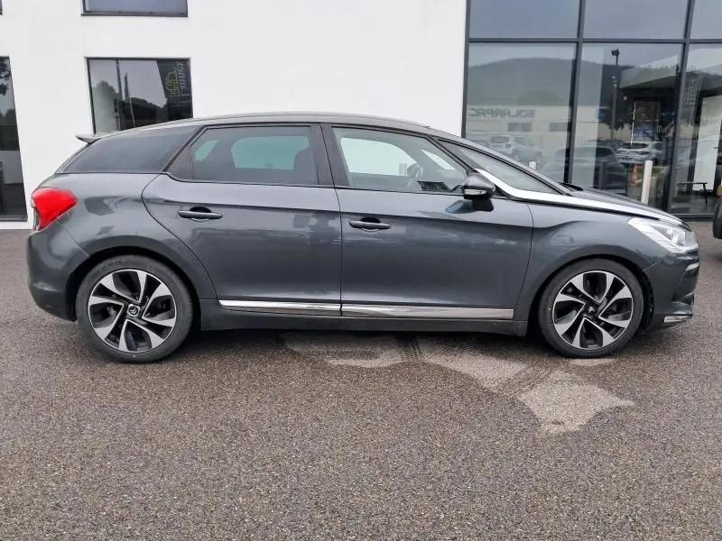 Profil côté droit d'une Citroën DS5 gris foncé métal 2014 avec jantes sport et lignes chromées élégantes.