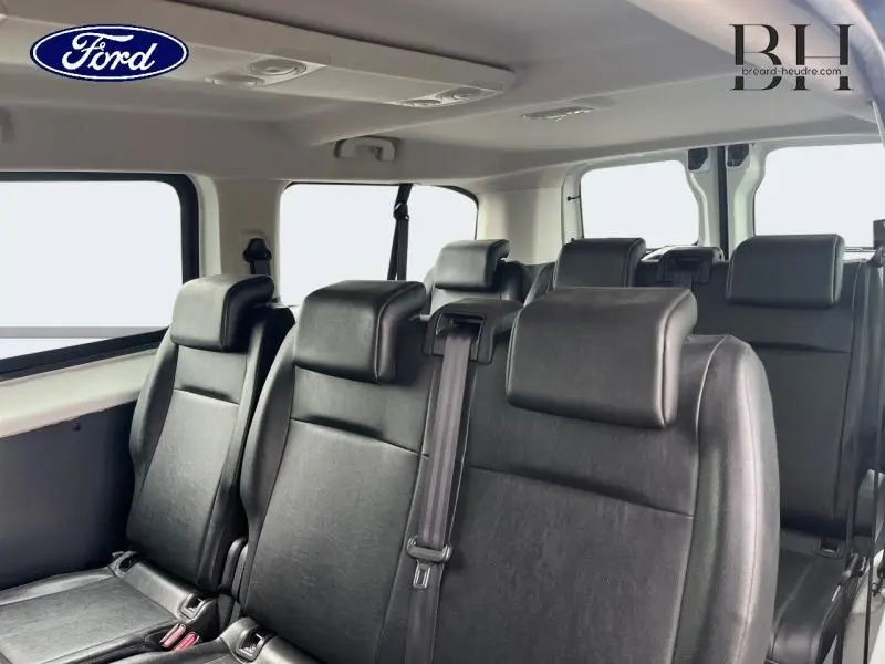 Intérieur du Peugeot Expert Fourgon 2019 montrant les sièges noirs en rangées 2 et 3 avec ceintures de sécurité visibles.