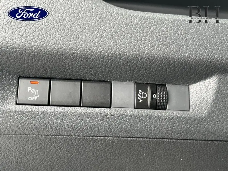 Gros plan sur les commandes de réglage des phares et désactivation du radar de stationnement du Peugeot Expert Fourgon blanc Banquise.