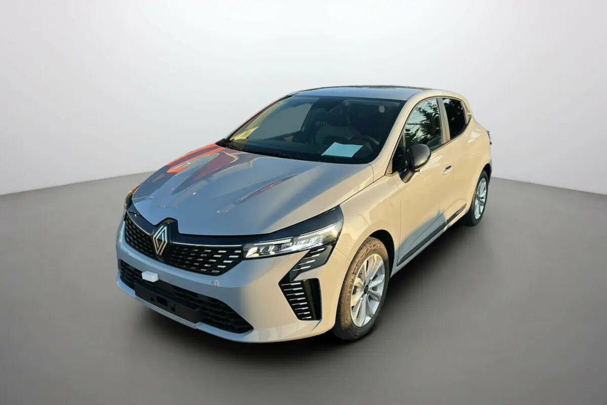 Renault Clio DCI 100 Evolution Camera 2025 gris rafale vue 3/4 avant droit avec calandre et phares LED distinctifs