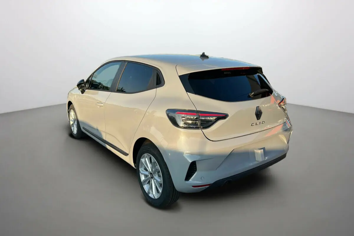 Renault Clio DCI 100 Evolution Camera gris rafale vue 3/4 arrière droit sur fond neutre.