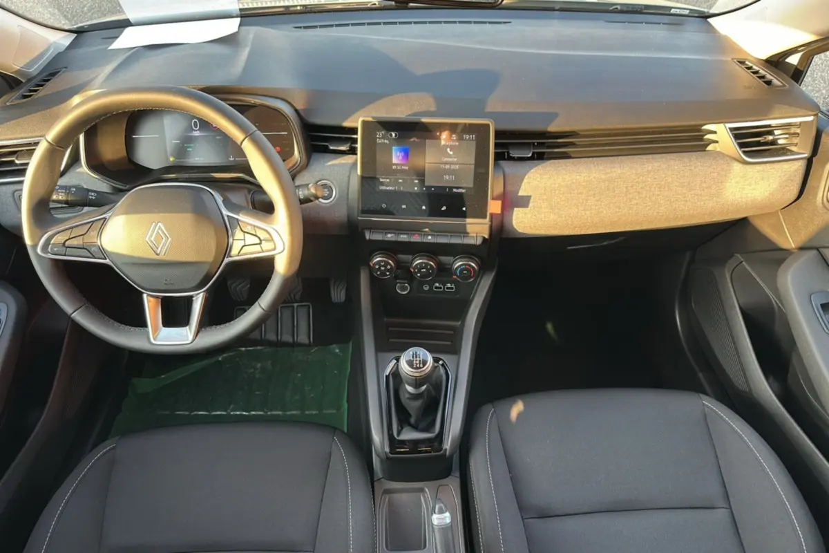 Intérieur de Renault Clio DCI 100 Evolution Camera 2025, vue de dessus sur tableau de bord et volant gris rafale avec boîte manuelle.