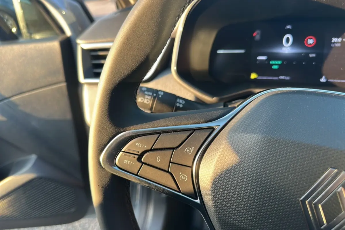 Vue rapprochée du volant de la Renault Clio DCI 100 Evolution Camera 2025 en gris rafale, avec commandes intégrées.