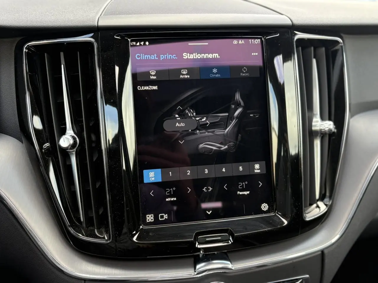 Vue rapprochée de l’écran tactile central du Volvo XC60 2024 gris Silver, affichant les réglages de climatisation.
