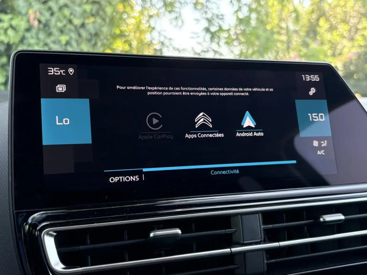 Écran tactile central du tableau de bord du Citroën C5 Aircross Hybrid affichant les options Apple CarPlay et Android Auto.