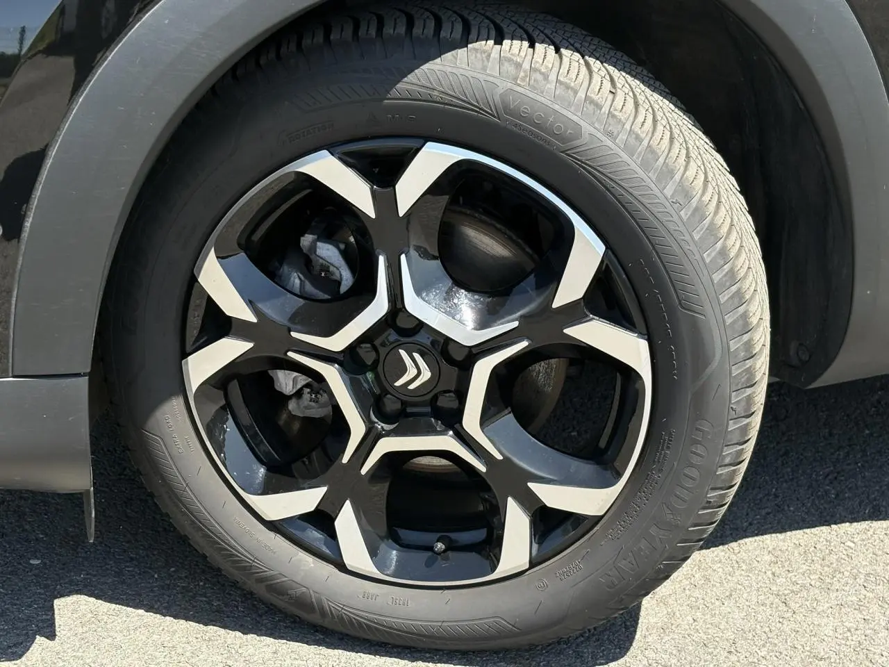 Gros plan sur la jante alliage 18'' bi-ton noir et argent du Citroën C5 Aircross Hybrid 2025 en Noir Perla.