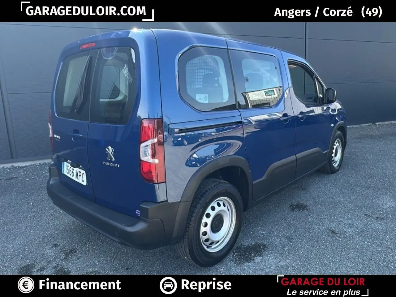 Vue 3/4 arrière droite d'un Peugeot Rifter bleu 2024 avec porte latérale coulissante et jantes tôles.