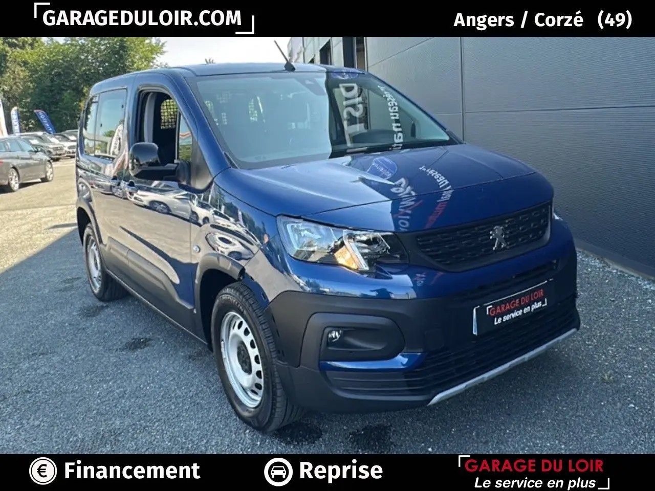 Vue 3/4 avant droit d'un Peugeot Rifter bleu avec jantes tôles et pare-chocs noirs, stationné devant un mur gris.