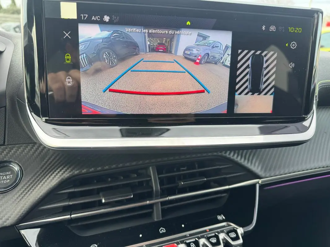 Écran tactile du Peugeot 208 Hybrid 110 GT montrant la caméra de recul avec vue arrière et aide au stationnement.
