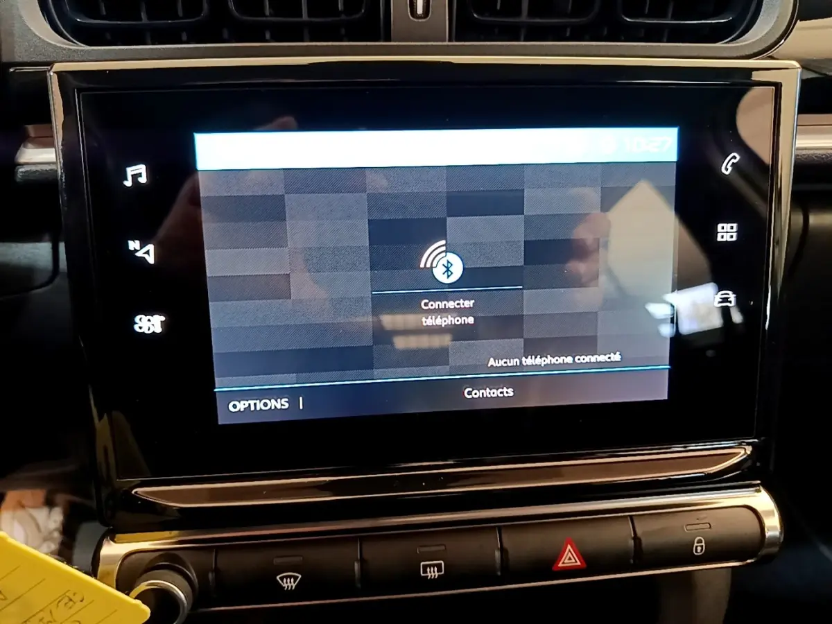 Écran tactile central de la Citroën C3 blanc 2022 montrant la connexion Bluetooth, entouré de commandes de climatisation.