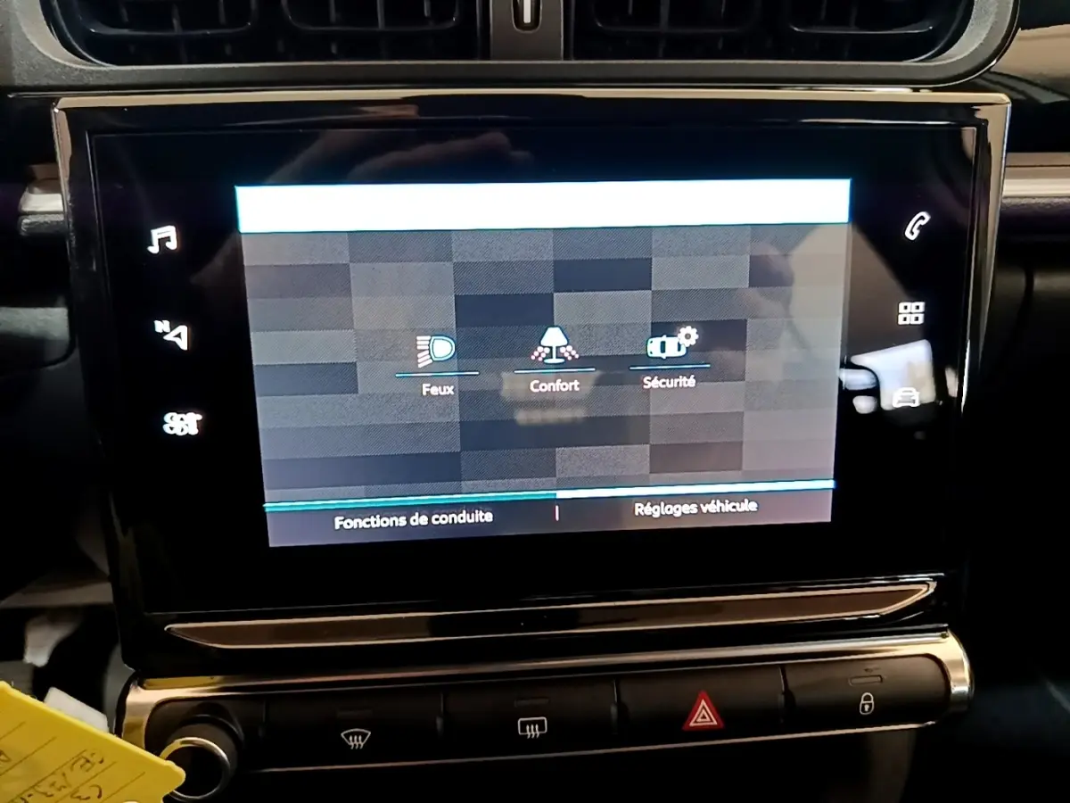 Écran tactile central de la Citroën C3 2022 affichant les réglages Feux, Confort et Sécurité, intérieur noir.