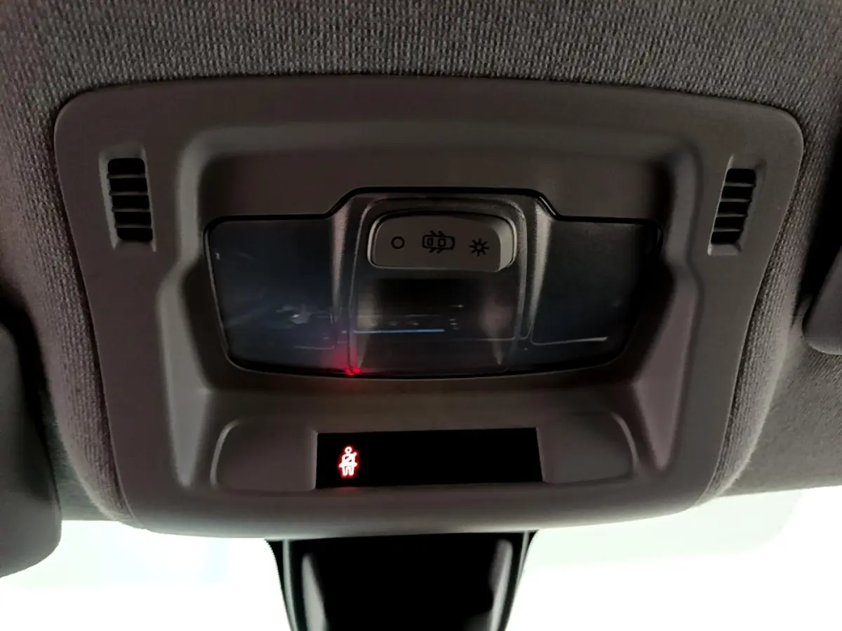 Vue intérieure du plafonnier avec éclairage et témoin de ceinture allumé dans une Citroën C3 blanche.