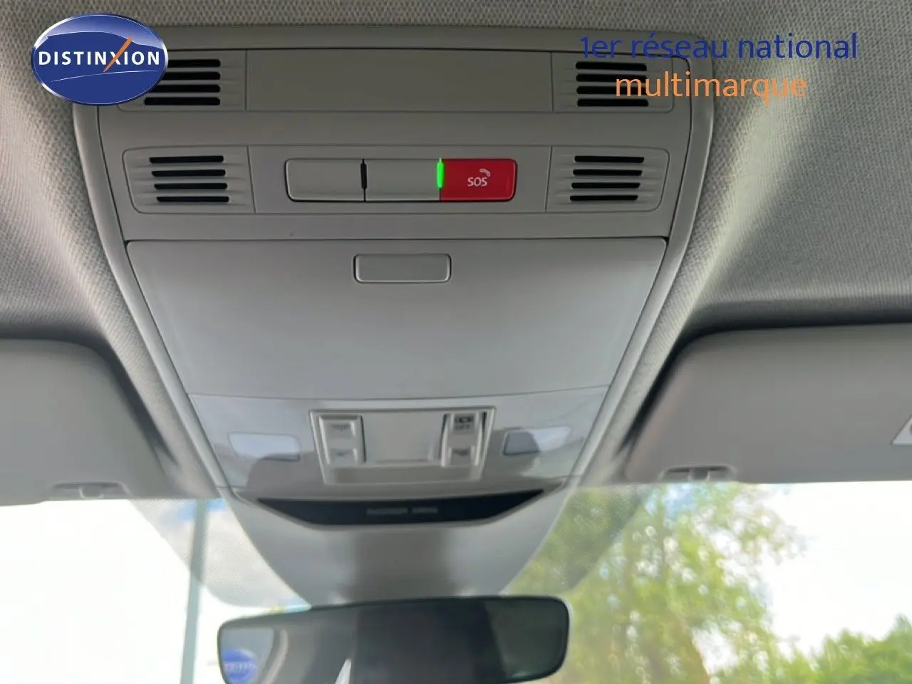 Vue intérieure du plafonnier avec bouton SOS et éclairages, dans une Skoda Scala 2025 gris magnétique.