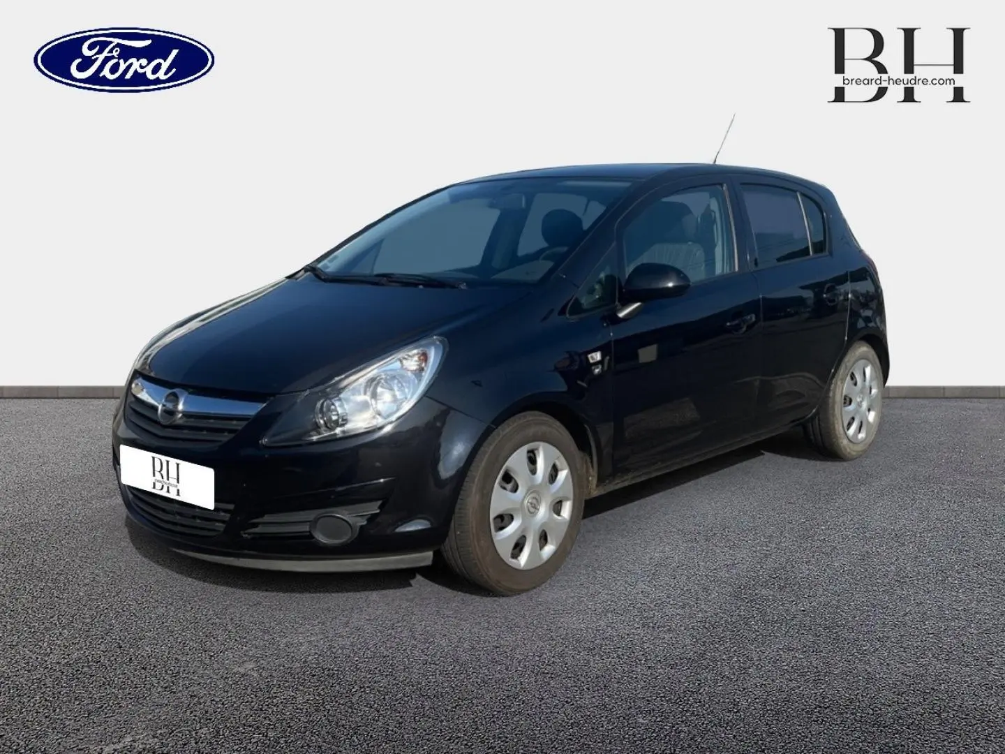 Opel Corsa noire vue en 3/4 avant droit, compacte cinq portes avec jantes acier et phares larges.