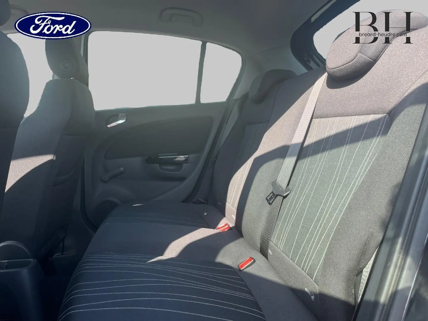 Vue intérieure des sièges arrière noirs avec ceinture de sécurité, sur une Opel Corsa 2010 5 portes.