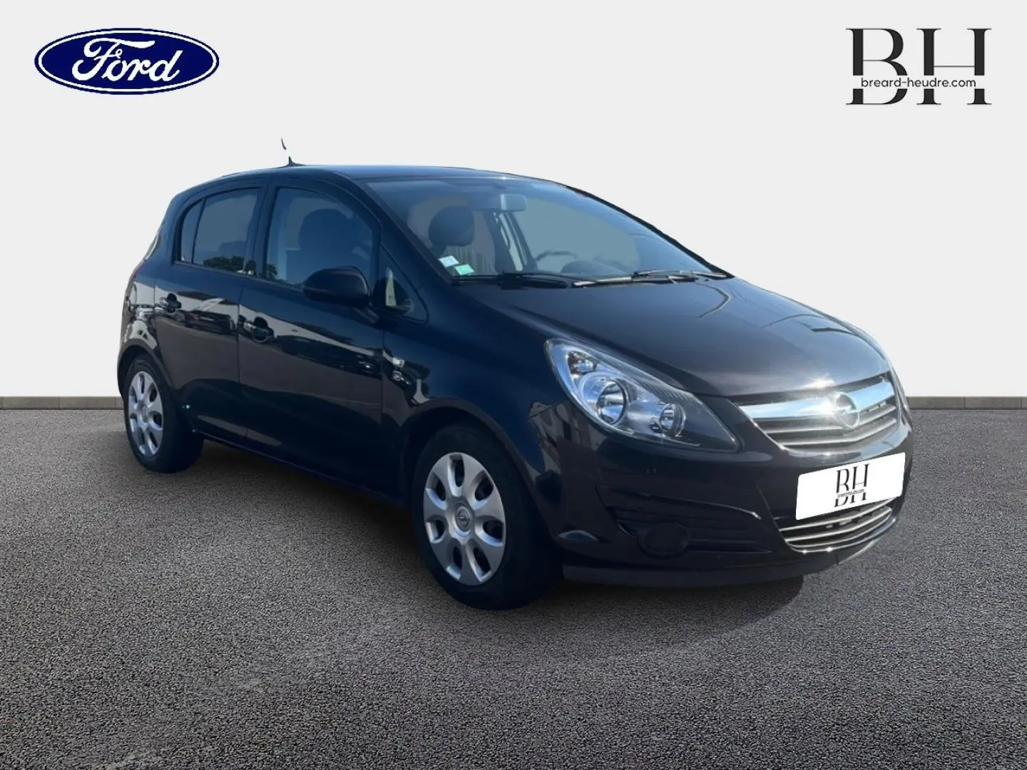 Opel Corsa noire 2010 vue 3/4 avant droit, compacte avec phares arrondis et jantes acier argentées.