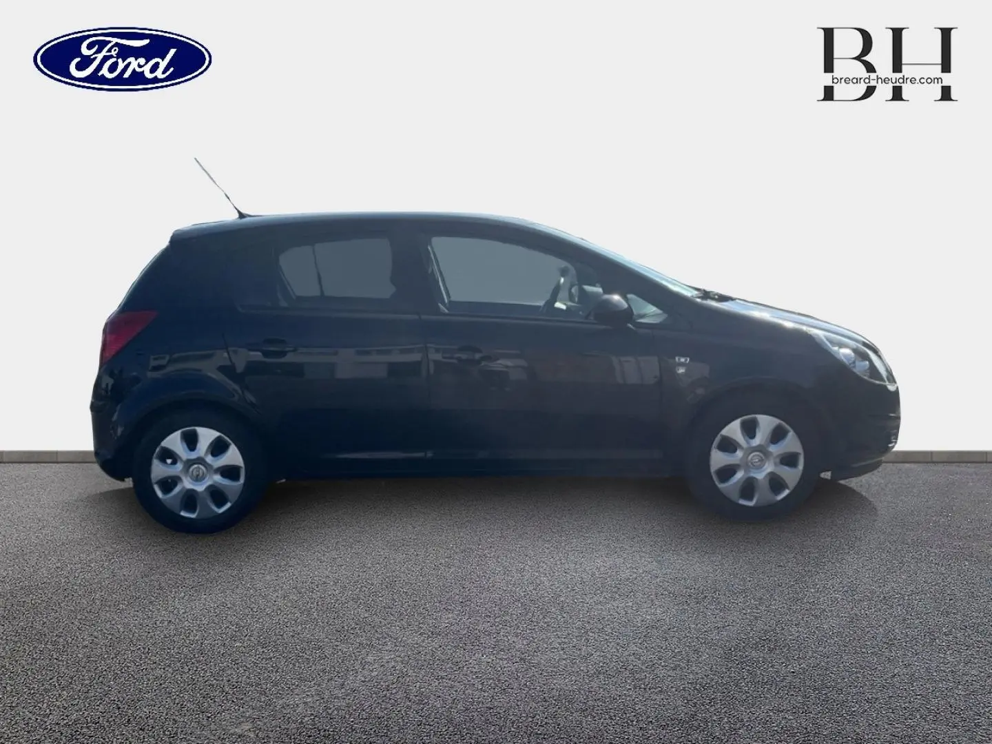 Profil latéral droit d'une Opel Corsa noire 5 portes de 2010, avec jantes argentées et rétroviseurs noirs.