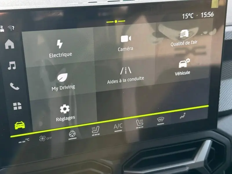 Écran tactile central du Dacia Duster 2025 affichant les options électriques, caméra et aides à la conduite.