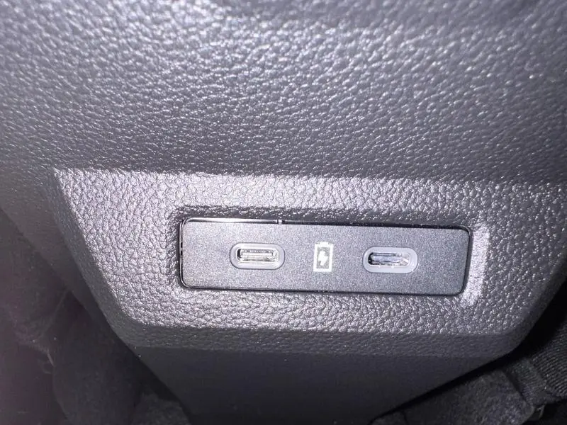 Gros plan sur deux ports USB-C de recharge intégrés dans l’habitacle du Dacia Duster 2025 Noir Nacré métallisé.