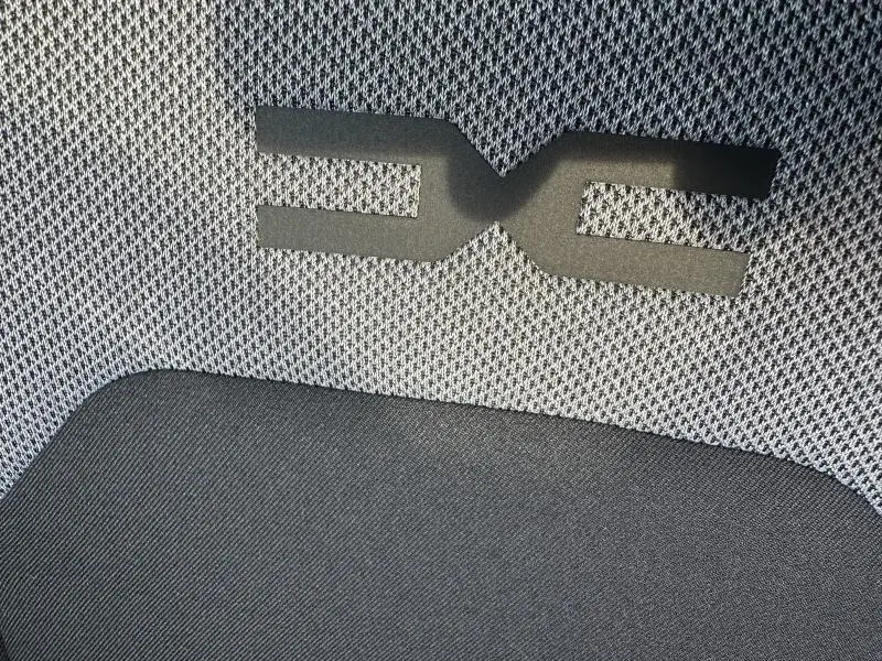 Détail du tissu et logo brodé sur l'assise d'un siège intérieur du Dacia Duster 1.8 hybrid 2025.