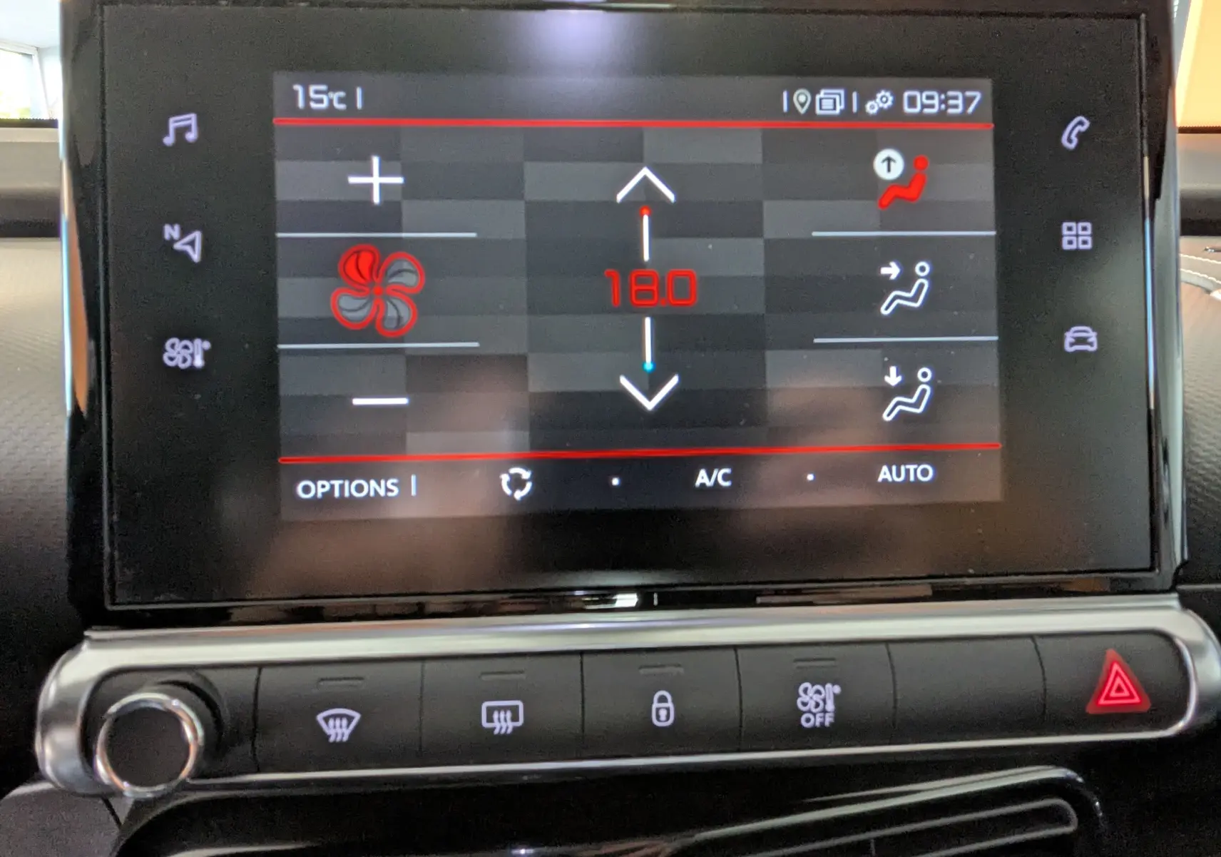Écran tactile central de la Citroën C4 Cactus 2019 affichant la climatisation réglée à 18°C.