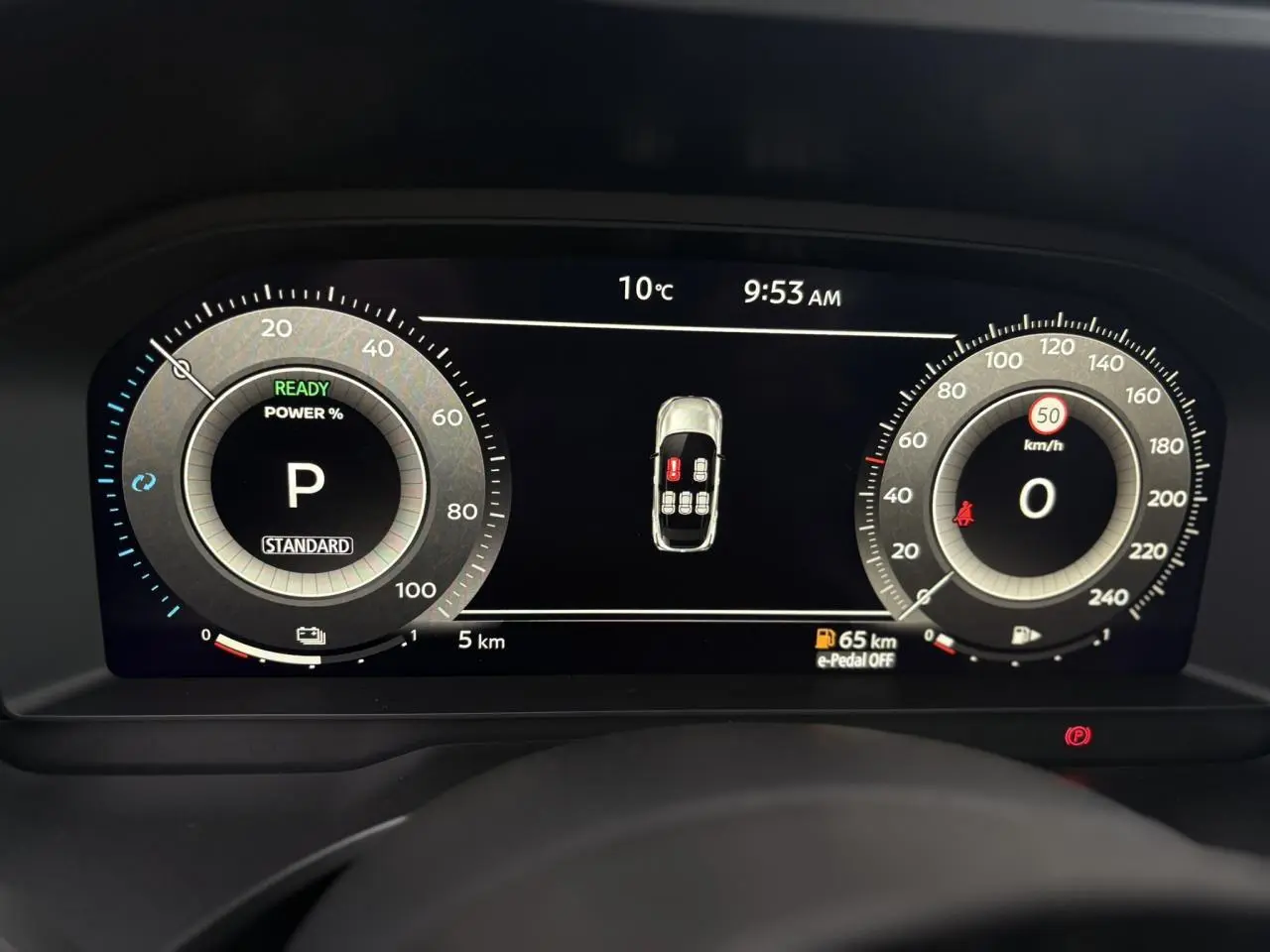 Combiné d'instrumentation numérique du Nissan Qashqai 2025 affichant vitesse, mode parking et état des portes ouvertes.