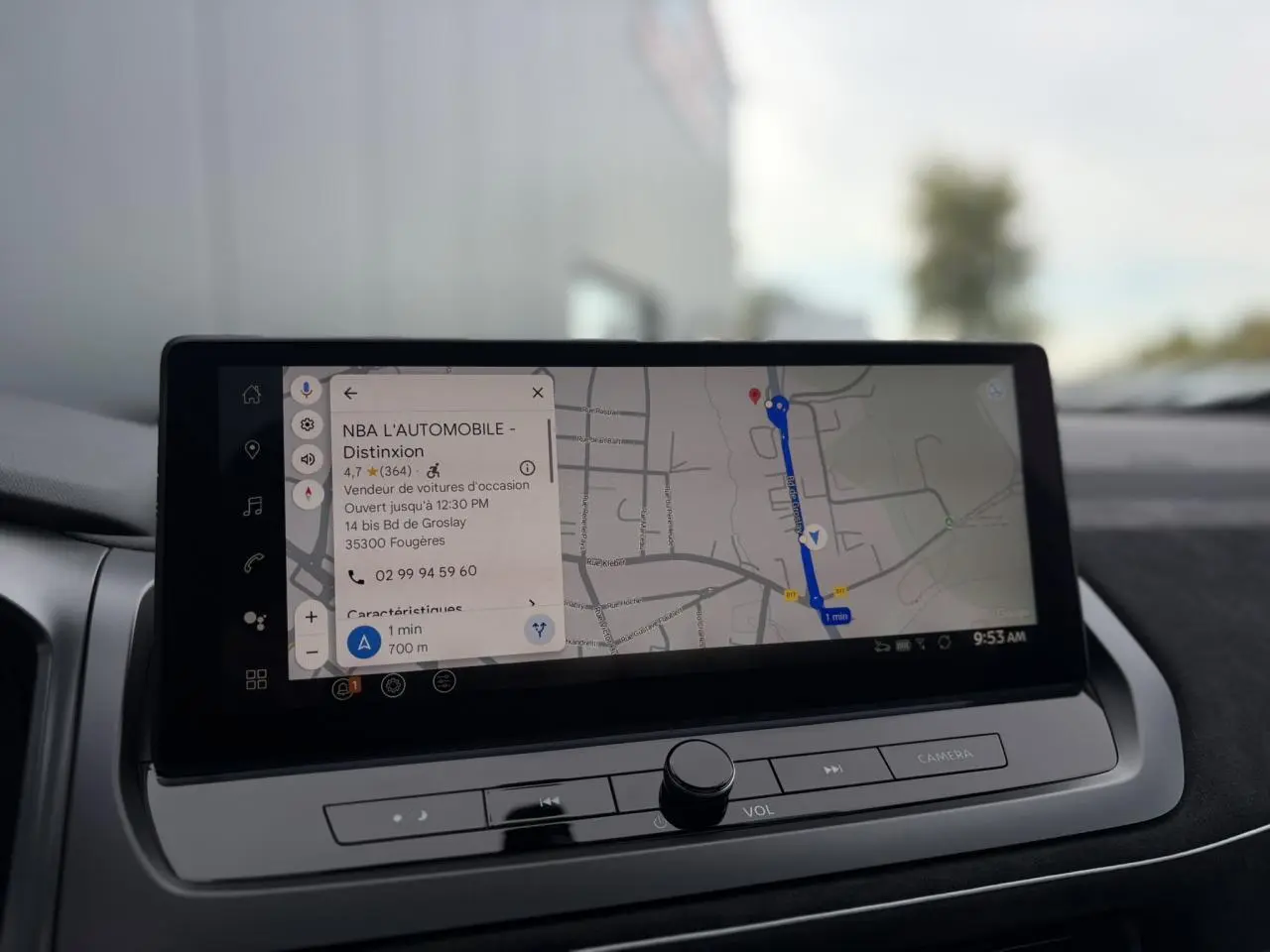 Écran tactile GPS du Nissan Qashqai 2025 affichant un itinéraire, vue intérieure du tableau de bord.
