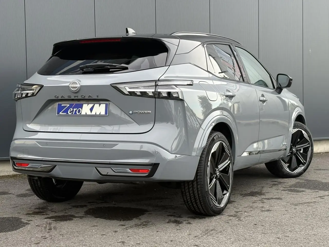 Vue 3/4 arrière droite du Nissan Qashqai gris Ceramic avec toit noir panoramique et jantes alliage 20 pouces.