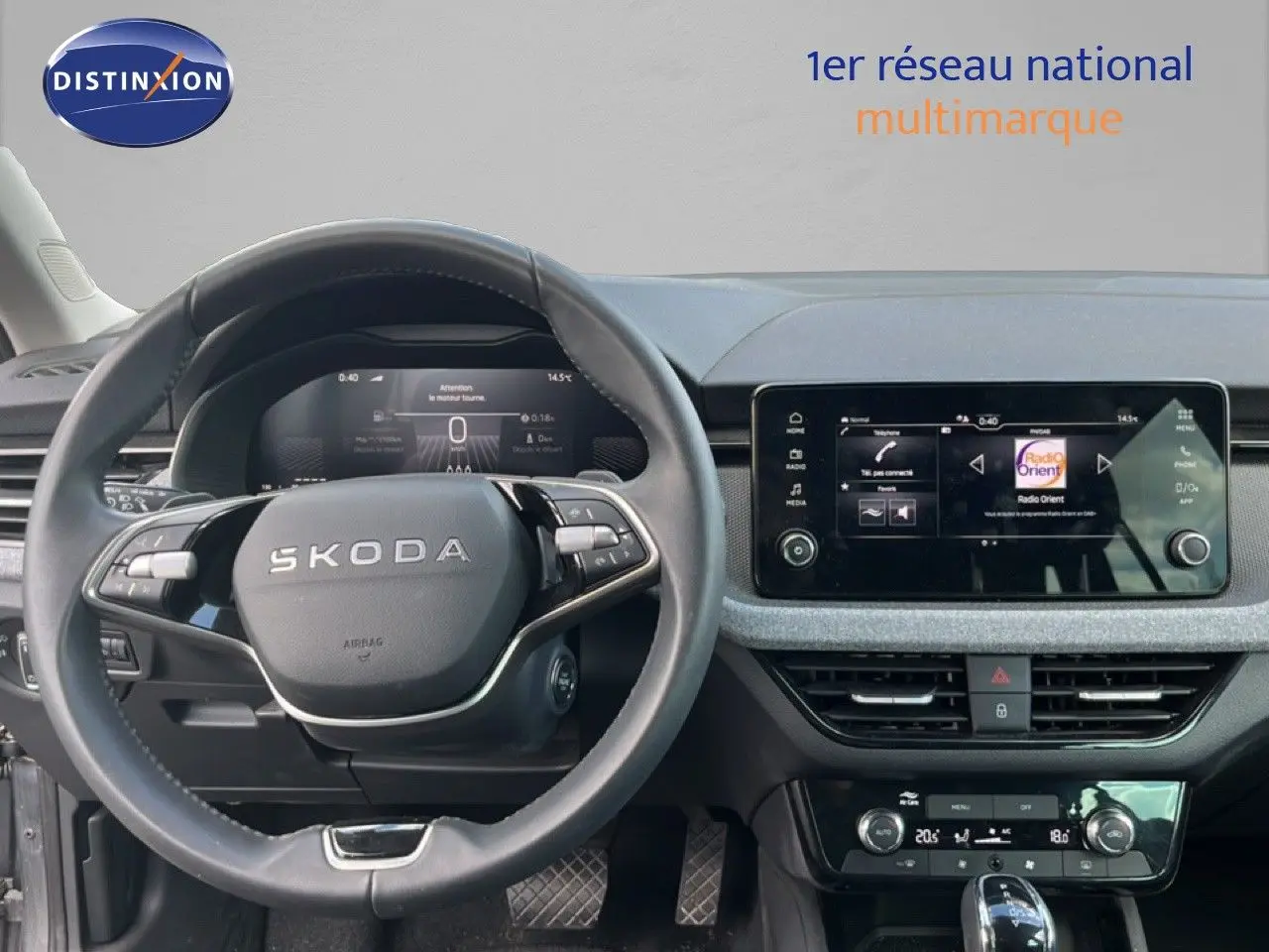 Vue intérieure centrée sur le volant SKODA gris noir et l'écran tactile du tableau de bord du SCALA 2025.