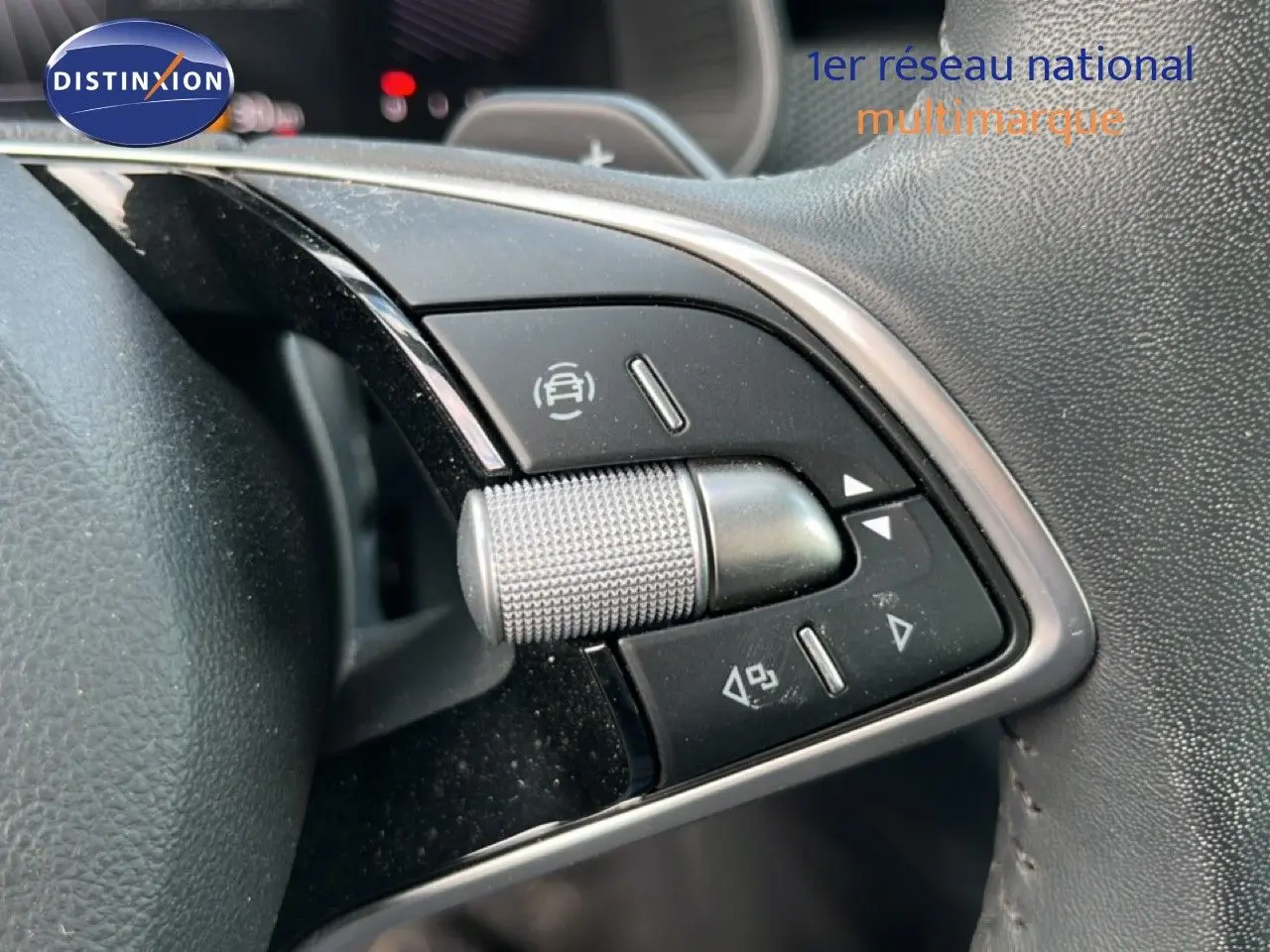 Gros plan sur les commandes multifonctions du volant cuir d'une Skoda Scala gris magnétique, version 2025.