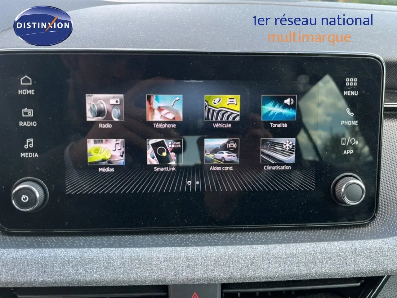 Écran tactile central de la Skoda Scala 2025 affichant les menus radio, téléphone, véhicule et climatisation, intérieur gris.