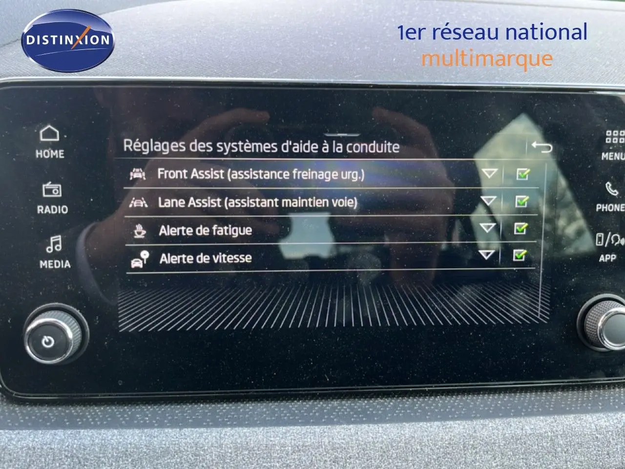 Écran tactile intérieur montrant les réglages d’aide à la conduite de la Skoda Scala gris magnétique 2025.