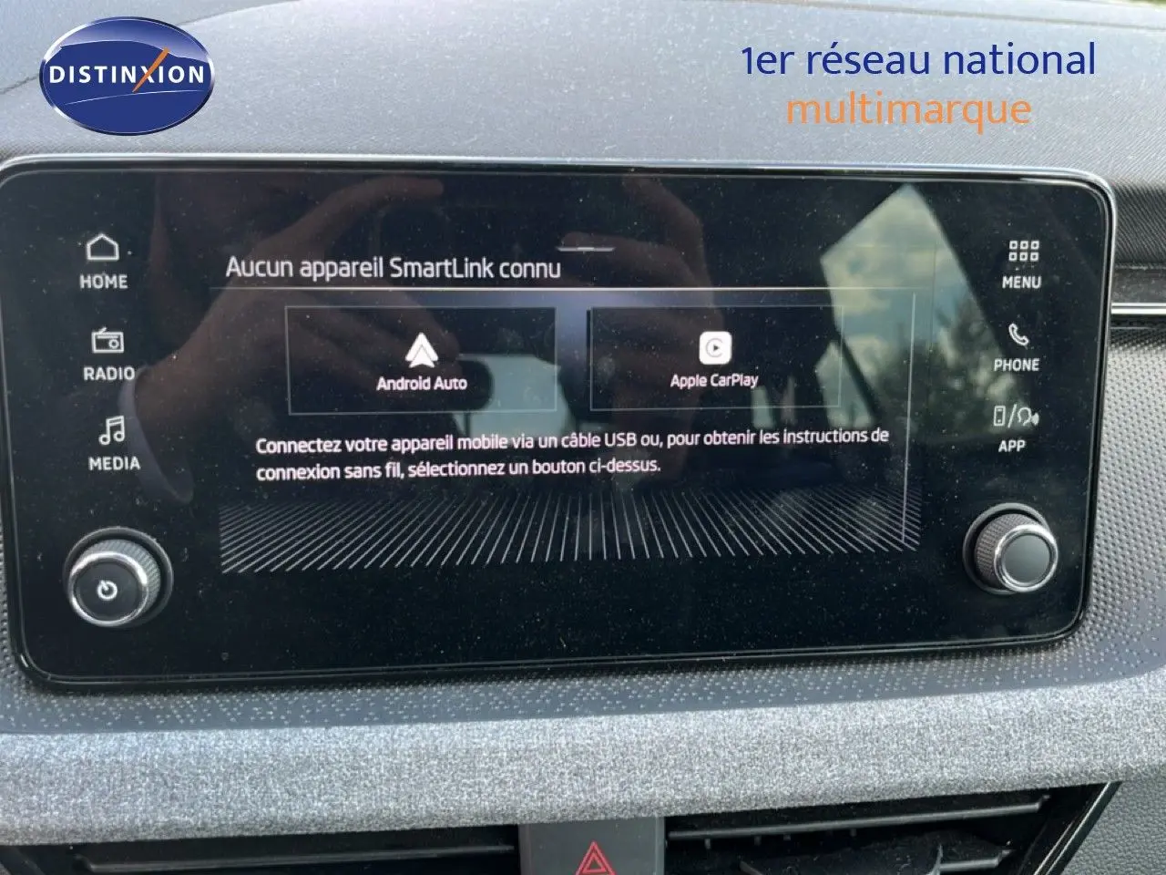 Écran tactile central de la Skoda Scala 2025 affichant les options Android Auto et Apple CarPlay, avec tableau de bord gris.