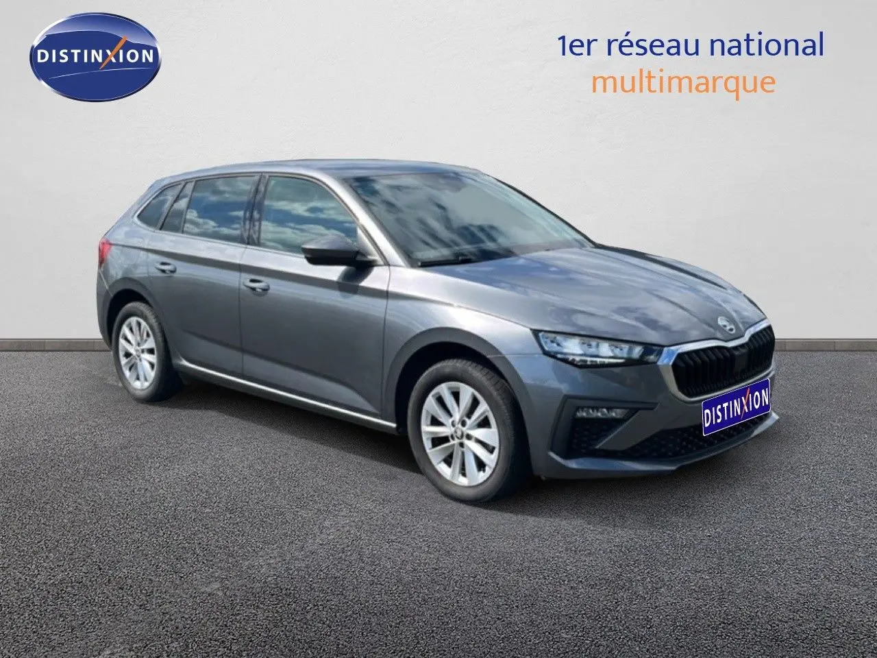 SKODA SCALA gris magnétique métal vue 3/4 avant droit sur fond neutre avec jantes argentées.
