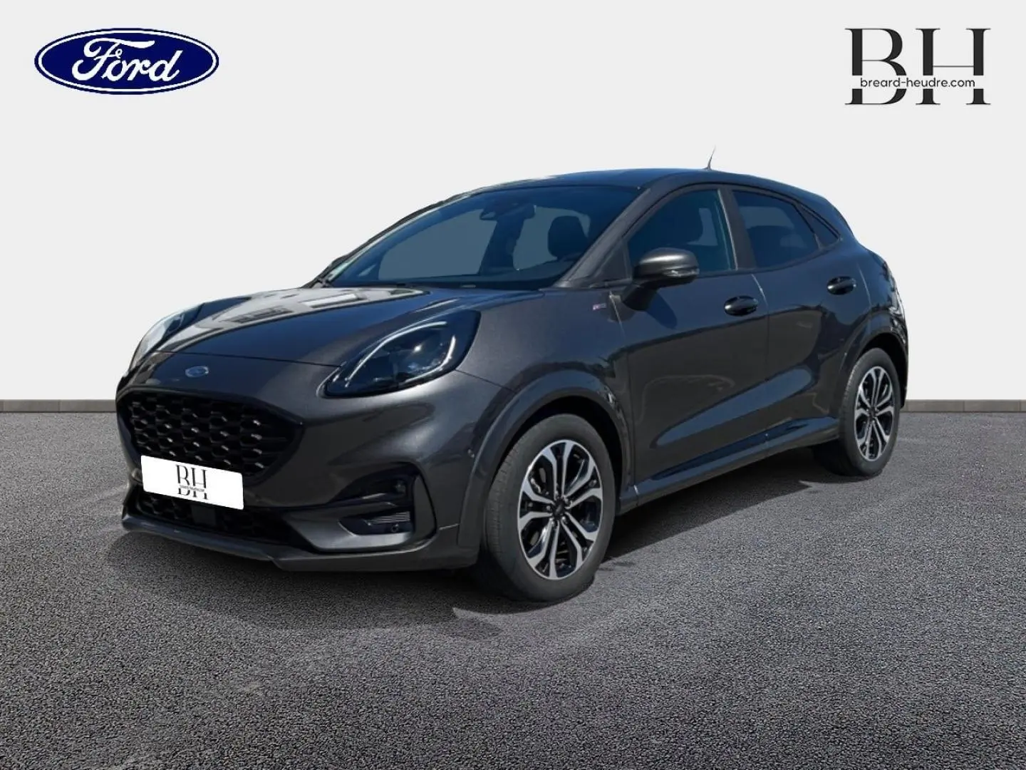 Ford Puma 2024 gris Solar métallisé en vue 3/4 avant droit, avec jantes alliage et vitres arrière surteintées.