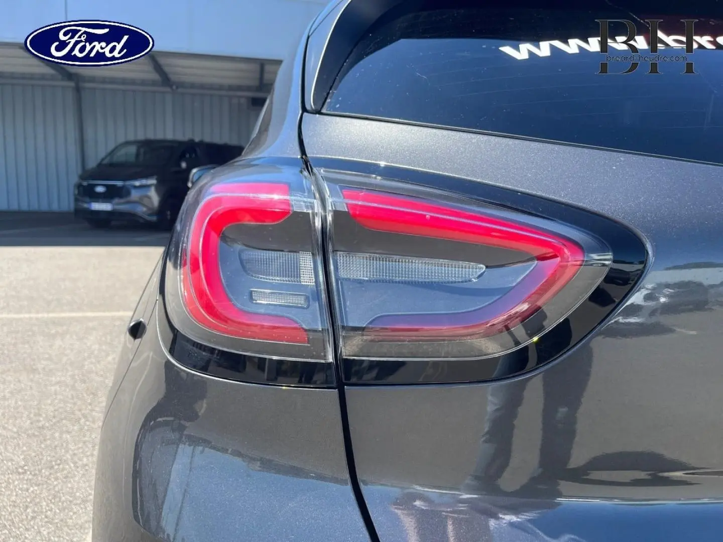 Gros plan sur le feu arrière droit du Ford Puma 2024 en Gris Solar Métallisée, soulignant son design moderne et lumineux.