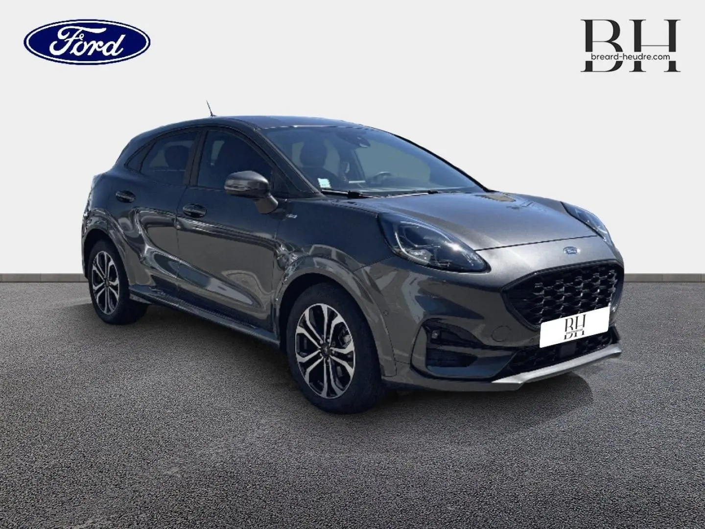 Ford Puma 2024 gris Solar métallisé en 3/4 avant droit, avec vitres arrière surteintées et jantes alliage noires.