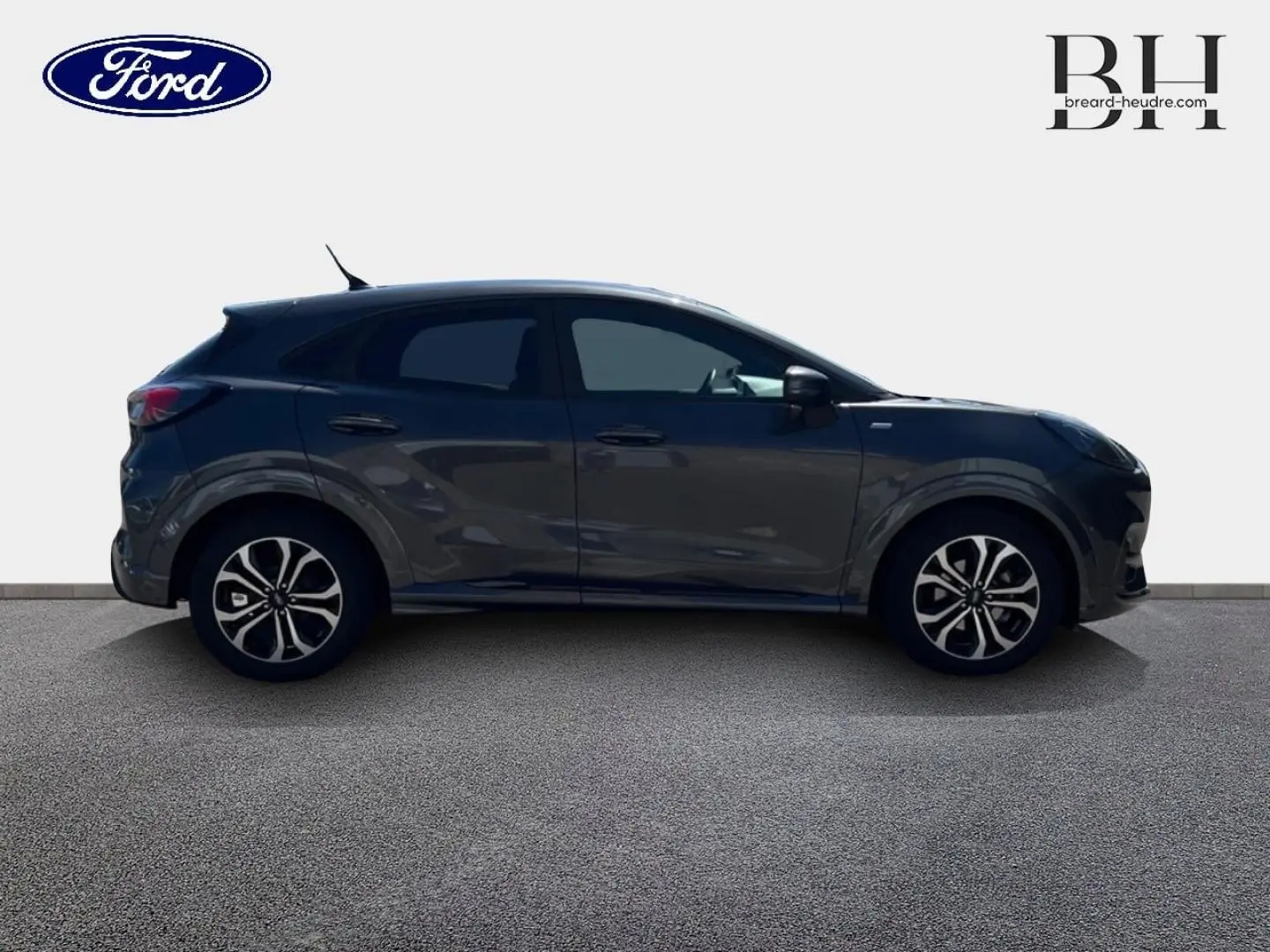 Vue de profil droit du Ford Puma 2024 gris Solar métallisé avec vitres arrière surteintées et jantes distinctives ST-Line.