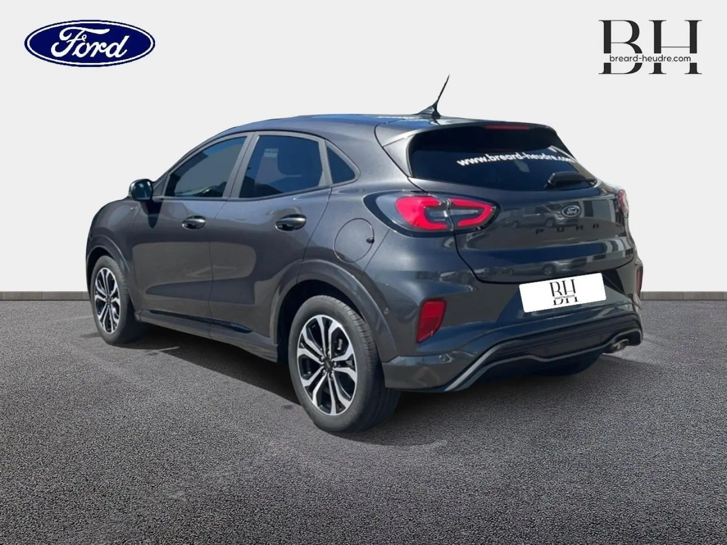 Vue 3/4 arrière droite du Ford Puma 2024 gris Solar métallisé avec vitres arrière surteintées et jantes alliage.