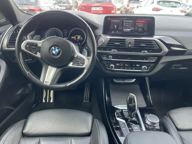 Intérieur noir cuir Vernasca d'une BMW X3 M40i 2019, vue frontale sur le volant et la console centrale avec écran tactile.