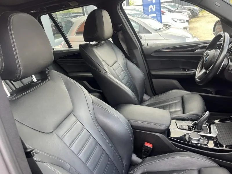 Intérieur cuir noir de la BMW X3 M40i 2019 vu côté conducteur, avec console centrale et volant multifonction.